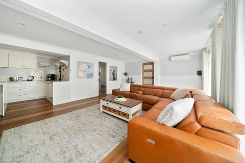 Shailer Park-House & Granny Flat - Pool, Sauna-Ideal For Groups - Accommodation VIC 2