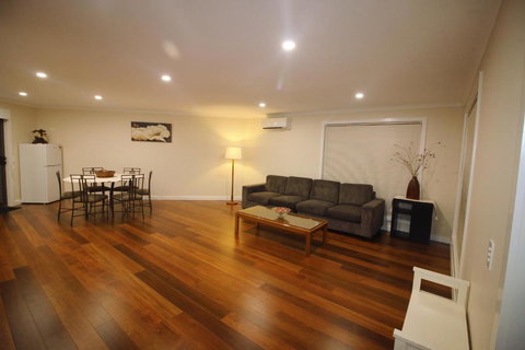 Silver House - Melbourne Airport Accommodation - Accommodation VIC 3