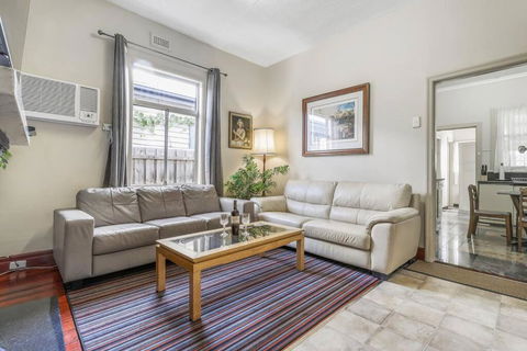 Spacious Urban Delight In Coburg - Accommodation VIC 0