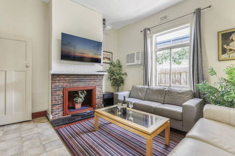 Spacious Urban Delight In Coburg - Accommodation VIC 1