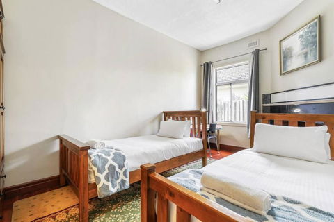 Spacious Urban Delight In Coburg - Accommodation VIC 3
