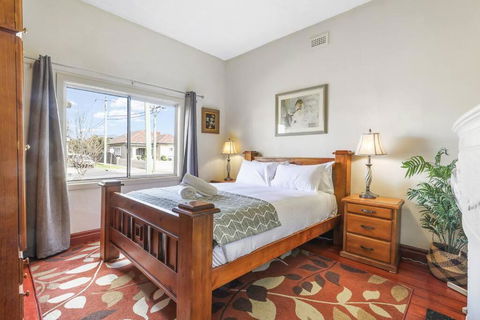 Spacious Urban Delight In Coburg - Accommodation VIC 2