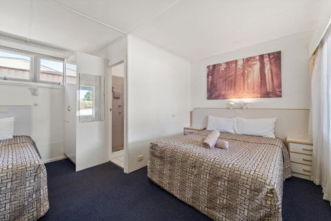 Tally Ho Motor Inn - Accommodation VIC 1