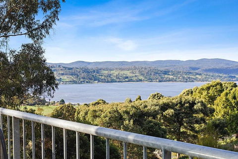 Tamar Valley Treetop Retreat With River Views - Accommodation VIC 1