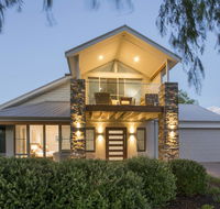 Beachstone - Stylish Spacious Home Opposite Beach and Close to Town - Accommodation VIC