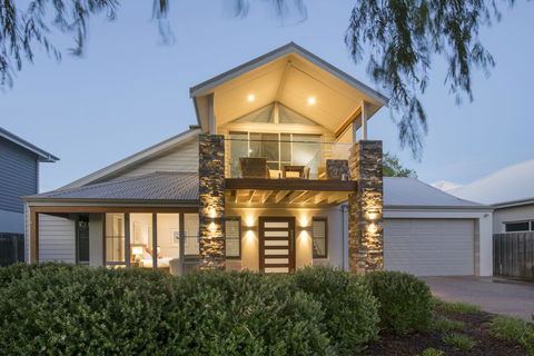 Beachstone - Stylish Spacious Home Opposite Beach And Close To Town - Accommodation VIC 0