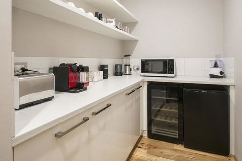 Beachstone - Stylish Spacious Home Opposite Beach And Close To Town - Accommodation VIC 2