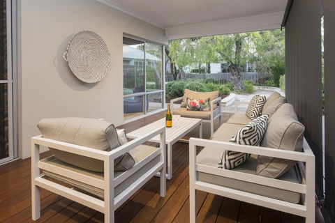 Beachstone - Stylish Spacious Home Opposite Beach And Close To Town - Accommodation VIC 3