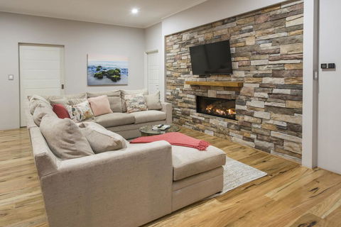 Beachstone - Stylish Spacious Home Opposite Beach And Close To Town - Accommodation VIC 1
