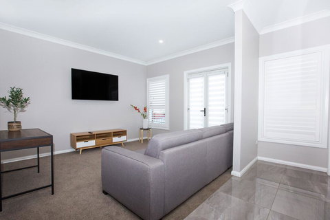 Best Central Wagga Townhouse - Accommodation VIC 2