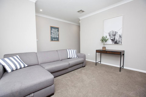Best Central Wagga Townhouse - Accommodation VIC 3