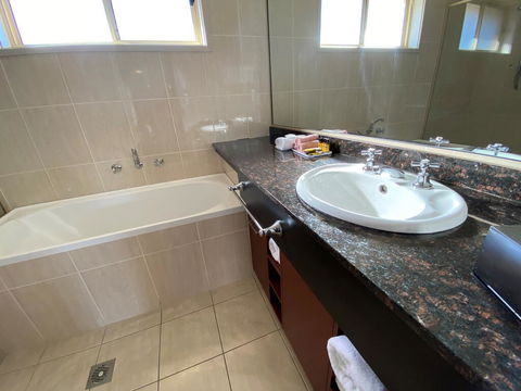 Best Western Plus All Settlers Motor Inn - Accommodation VIC 2