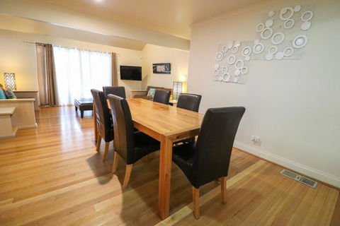 Blackbutt Family Loft Townhouse - Accommodation VIC 3