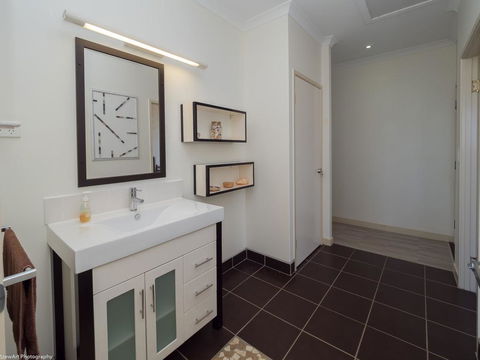 Blue Water Retreat - Upstairs - Accommodation VIC 2