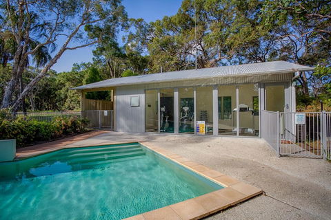Bluewater 1 - Rainbow Shores, Amazing Location, Easy Walk To Beach, Pool, Aircon, Outdoor Spa - Accommodation VIC 3
