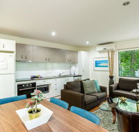 Bluewater 1 - Rainbow Shores Amazing Location Easy Walk To Beach Pool Aircon Outdoor spa - Accommodation VIC