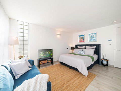 XQ Collection La Casa De Frida - Modern Studio With Balcony - Accommodation VIC 3