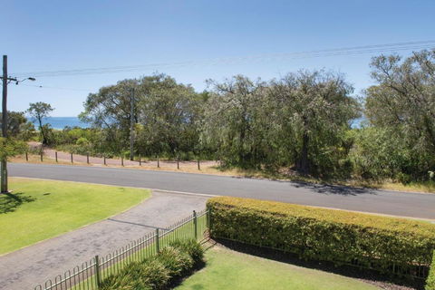 XYZ Holiday Home - Accommodation VIC 2
